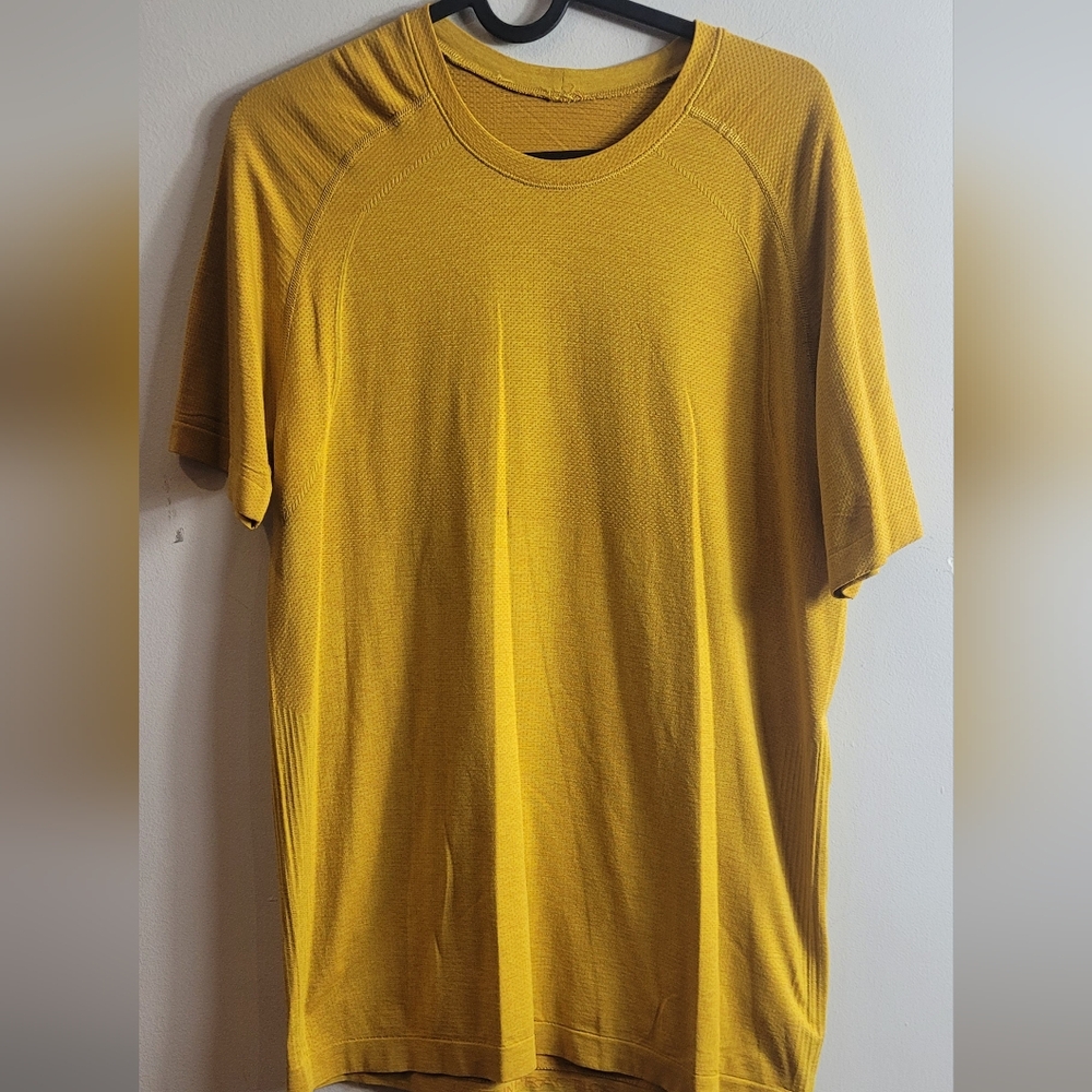 Lululemon Metal Vent Tech Gold Top. Size S